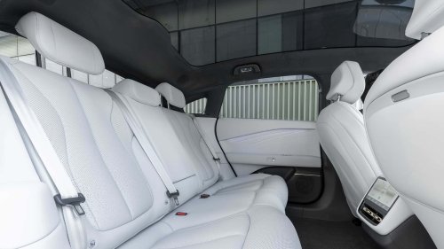 Al volante del Xpeng P7+ 2026, una berlina eléctrica oriental de representación