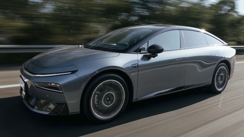 Al volante del Xpeng P7+ 2026, una berlina eléctrica oriental de representación