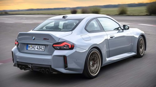 Verrückter BMW M2 mit über 1.000 PS driftet in einer Autofabrik