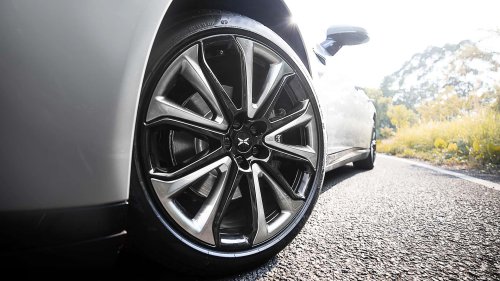 Ruedas grandes y todo se convierte en crossover