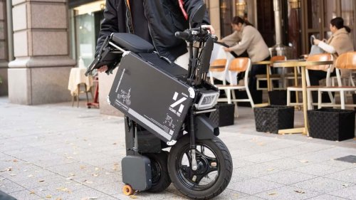 Esta moto eléctrica plegable se convierte en una maleta