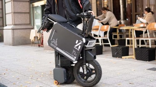 Esta moto eléctrica plegable se convierte en una maleta