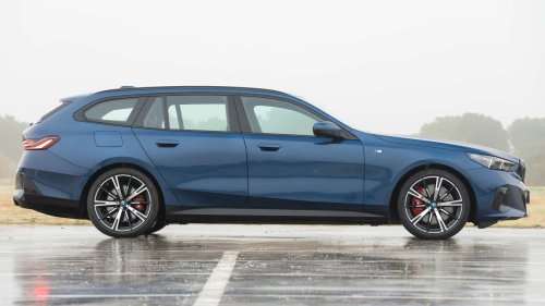 Al volante del BMW i5 eDrive40 Touring 2026, un familiar de futuro