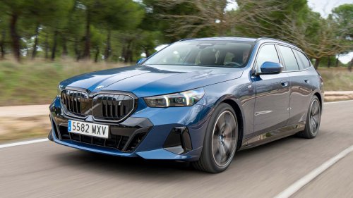 Al volante del BMW i5 eDrive40 Touring 2026, un familiar de futuro