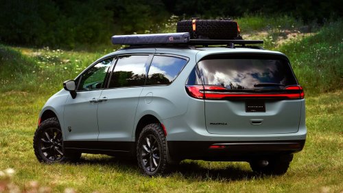 Chrysler, Stellantis, 'Thunderdome': Chrysler Mechanic Blasts Stellantis Over Dealership's 1.6-Hour Rule. Then Gen-Z Starts An Intergenerational War