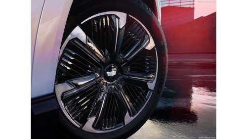 ‘That’s Wild Bro:’ Mechanic Removes Tire After Another Guy ‘Does It Cheaper'. Then He Notices Something That Could Save a Life