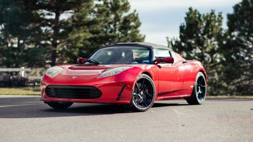 Tesla, Tesla registra el logotipo del Roadster