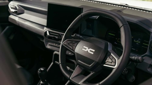 Truk Dacia Ini Memiliki Tempat Tidur Kecil yang Lucu