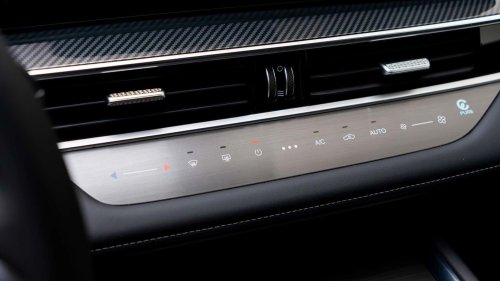 Desde 32.990 €, PHEV con 279 CV y 90 km eléctricos. Así es la oferta del Ebro s700