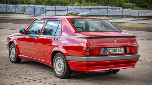 Alfa Romeo 75 (1987): la berlina con una disposición mecánica especial