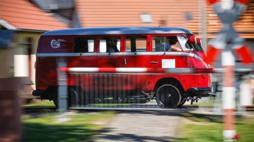 VW Bulli auf der Bremen Classic 2026: Einmal Schiene, einmal Stecker