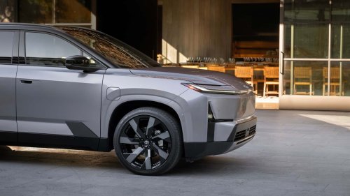 Toyota vient de présenter son premier SUV électrique à trois rangées