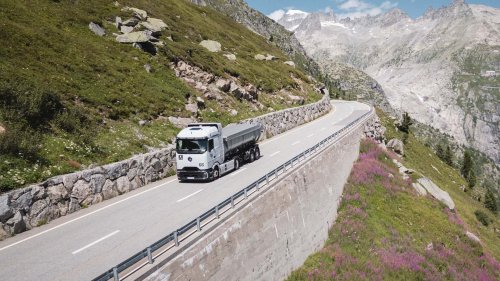 Mercedes GenH2, le camion à hydrogène réussit ses tests estivaux dans les Alpes