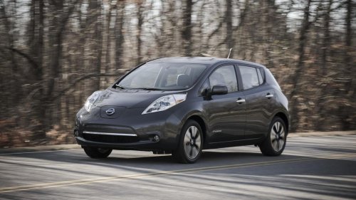 Woman’s Townhouse Isn’t In Front of Her Parking Lot. So She Uses This Trick to Charge Her 2013 Nissan Leaf From Her Bedroom