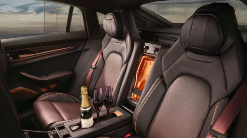 Porsche, Porsche Panamera, Cette Porsche Panamera propose du champagne et des cigares