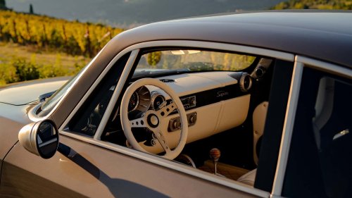 La coupé artisanale à suspension réglable rend hommage aux années 70