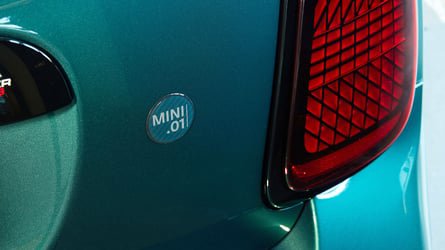 Este MINI JCW Cabrio, verde y negro, es el más exclusivo del mundo