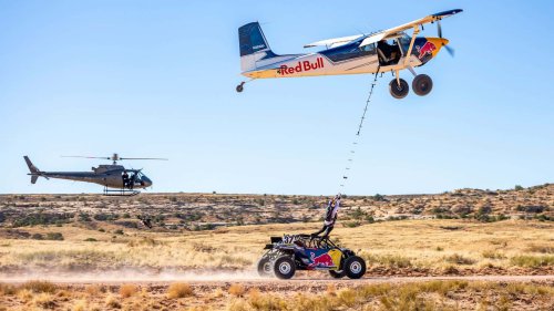 Aksi Terbaru Red Bull dengan UTV, Pesawat, dan Skydiver