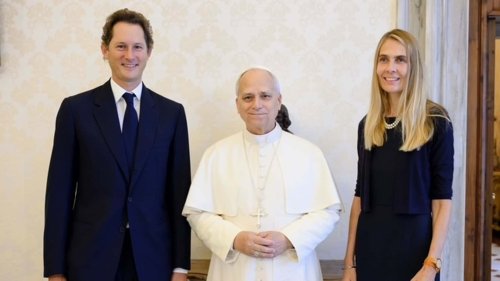 John Elkann offre une Ferrari au Pape Léon XIV
