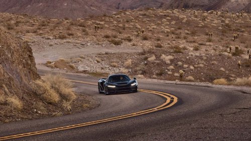 El nuevo superdeportivo de McLaren ruge con su V8 en el desierto