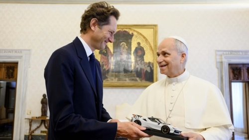 John Elkann offre une Ferrari au Pape Léon XIV