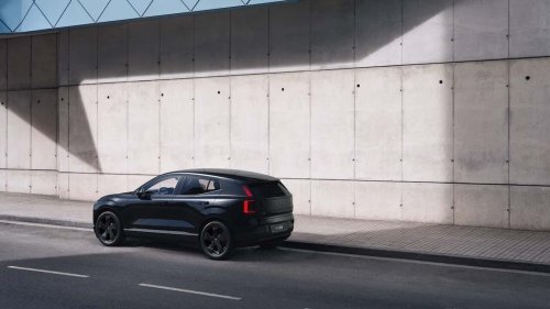 La Volvo EX30 se pare entièrement de noir avec l'édition Black Edition