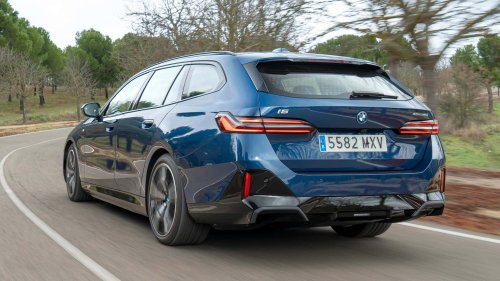 Al volante del BMW i5 eDrive40 Touring 2026, un familiar de futuro