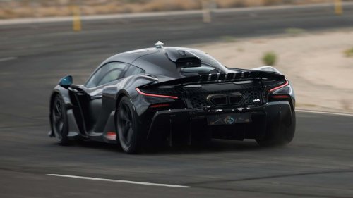 El nuevo superdeportivo de McLaren ruge con su V8 en el desierto
