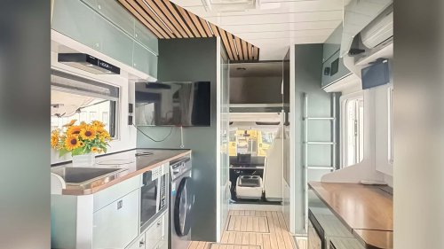 China-Camper als Mini-Penthouse: Zwei Etagen und Dachterrasse