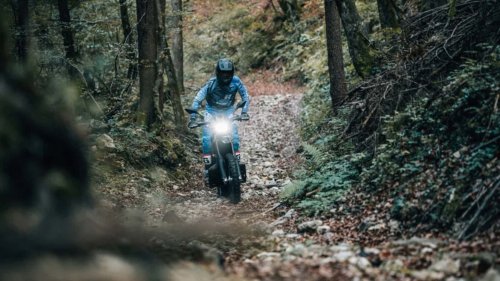Esta moto eléctrica, desarrollada por el Ejército esloveno, quiere ir al Dakar