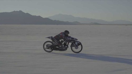 Esta es la primera canadiense que logra un récord de velocidad en moto