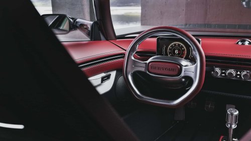 La nouvelle sportive rétro V6 de Bertone est équipée de phares escamotables
