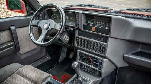 Alfa Romeo 75 (1987): la berlina con una disposición mecánica especial