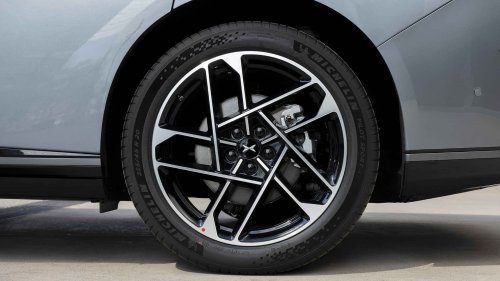 Al volante del Xpeng P7+ 2026, una berlina eléctrica oriental de representación