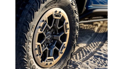 ‘That’s Wild Bro:’ Mechanic Removes Tire After Another Guy ‘Does It Cheaper'. Then He Notices Something That Could Save a Life