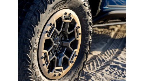 ‘That’s Wild Bro:’ Mechanic Removes Tire After Another Guy ‘Does It Cheaper'. Then He Notices Something That Could Save a Life