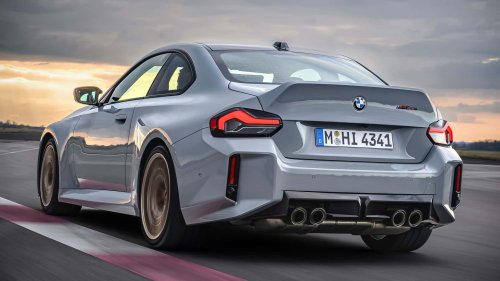 Verrückter BMW M2 mit über 1.000 PS driftet in einer Autofabrik