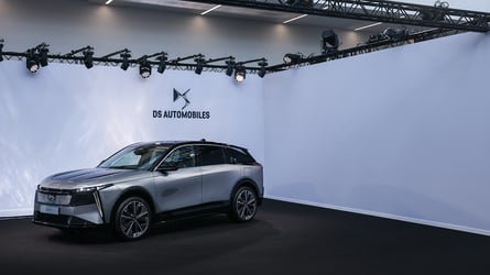 Les voitures deviennent plus plates, le nouveau minimalisme 3D