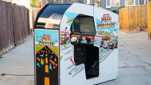 Necesitas esta máquina recreativa Atari Pole Position para tu sala de juegos