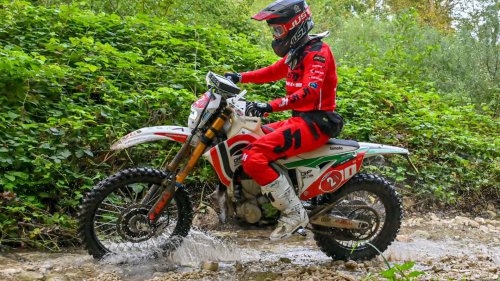 Bimota acaba de fabricar una lujosa Kawasaki de motocross