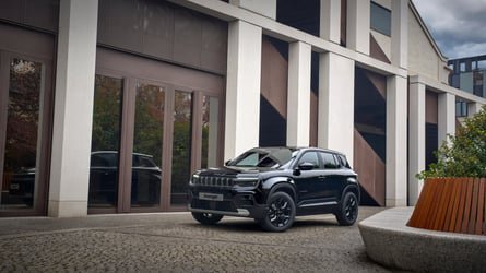 La Jeep Avenger est entièrement vêtue de noir