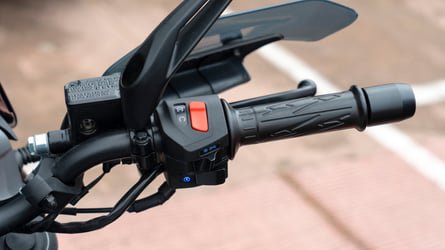 Bajaj Dominar 400 2026, cuando el presupuesto es la clave para tu próxima montura