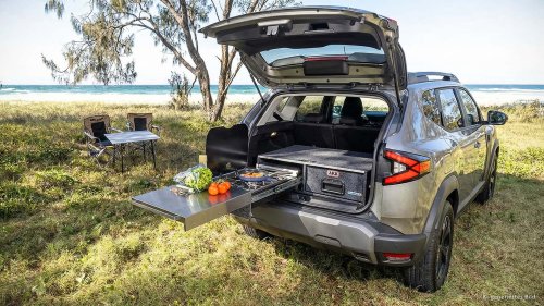 Con tienda de techo, cama y cocina, así es la camper de 33.000 euros de Dacia