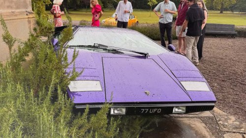 Une Lamborghini Countach hantée" s'est mystérieusement encastrée dans un château écossais