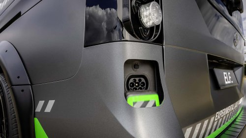 Mercedes expérimente la recharge rapide, bidirectionnelle et sans fil