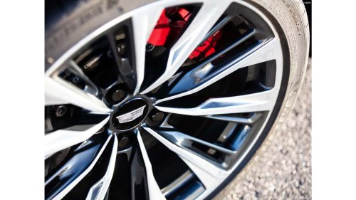 ‘That’s Wild Bro:’ Mechanic Removes Tire After Another Guy ‘Does It Cheaper'. Then He Notices Something That Could Save a Life