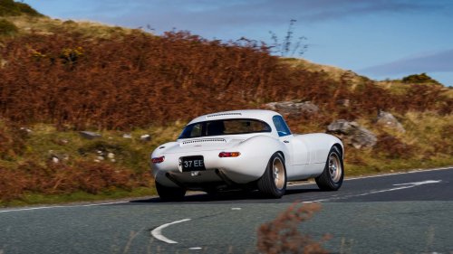 Este precioso Jaguar E-Type restomod es más ligero que un Miata
