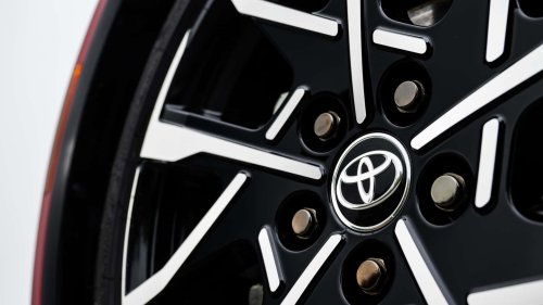 Toyota Menjual Sangat Banyak Mobil Bulan Lalu