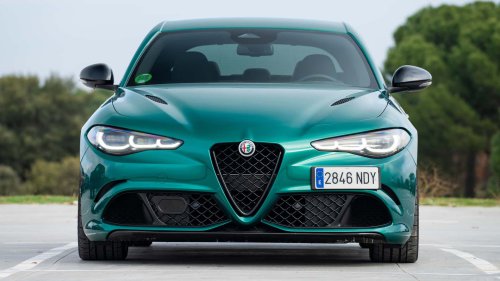 Al volante del Alfa Romeo Giulia QV 2026, una berlina deportiva de libro