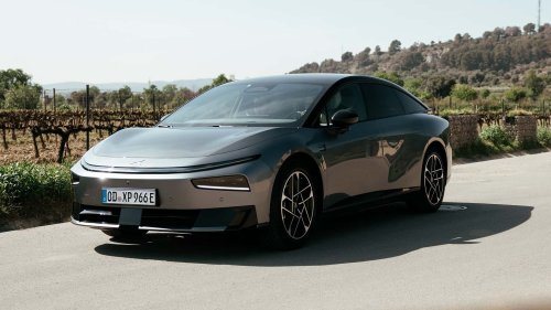 Al volante del Xpeng P7+ 2026, una berlina eléctrica oriental de representación
